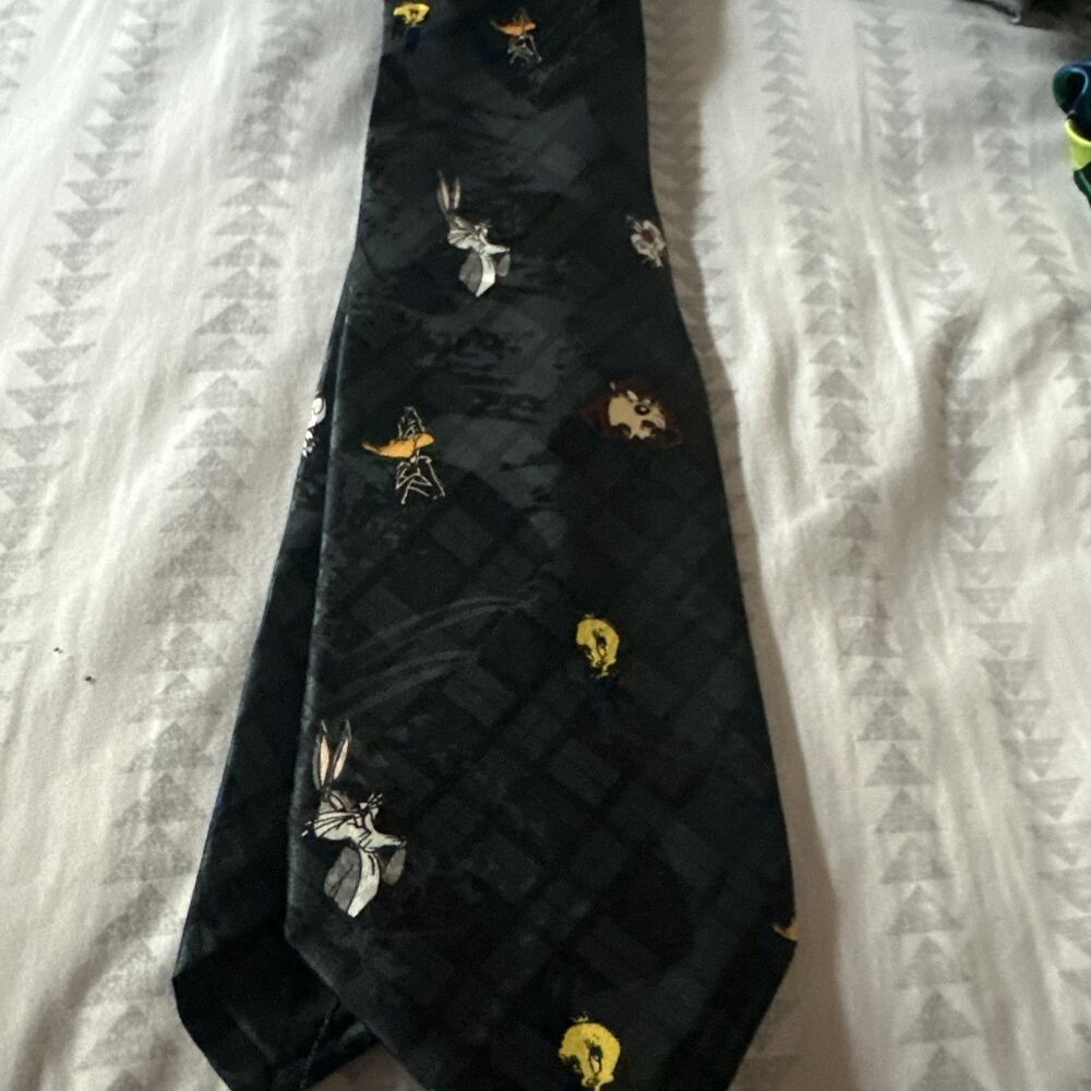 Looney Tunes Mania 1993 Necktie 100% Polyester EUC Bugs Bunny Daffy‎ Tweety